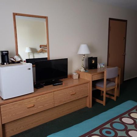 Super 8 By Wyndham Moose Jaw Sk Exterior foto