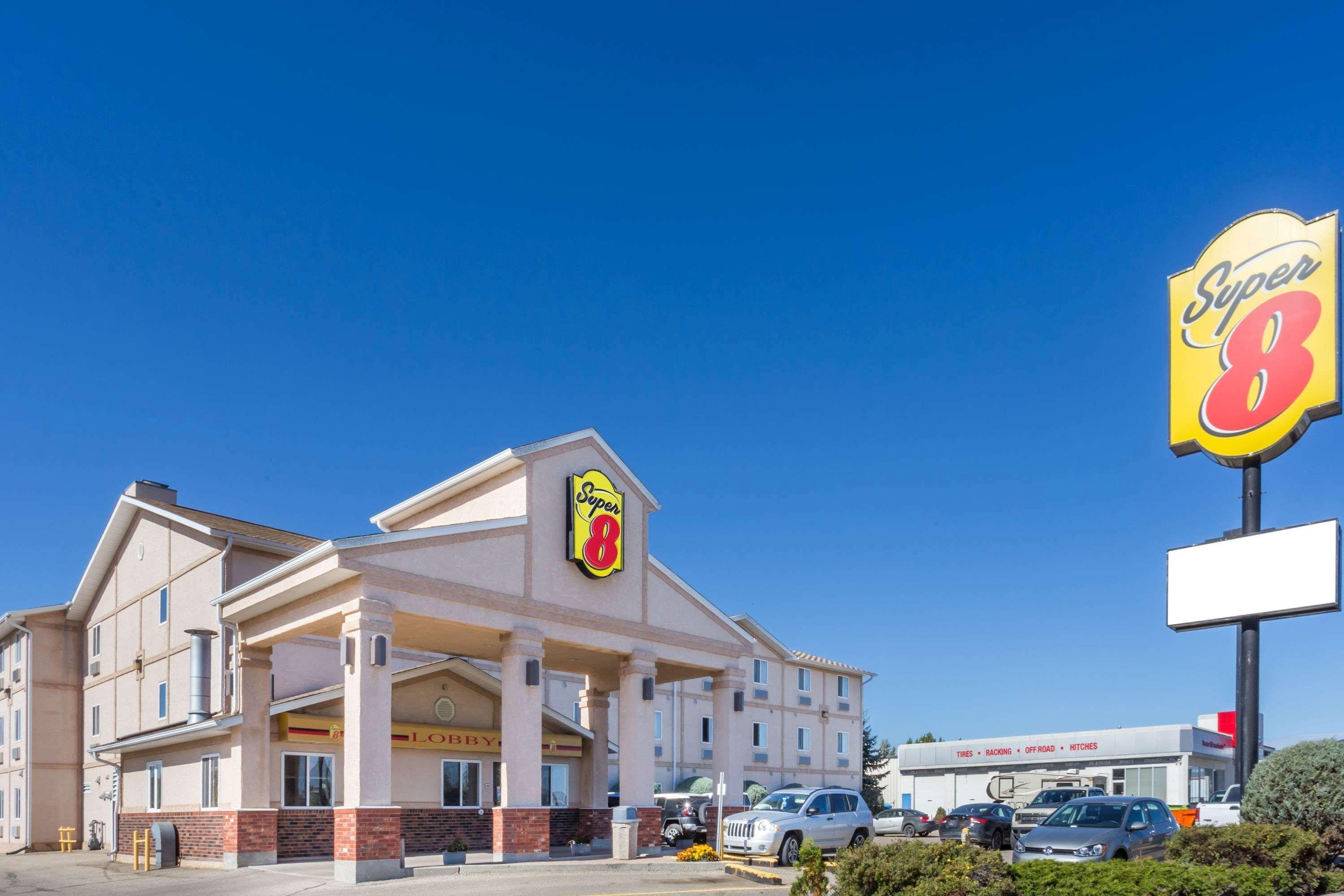 Super 8 By Wyndham Moose Jaw Sk Exterior foto