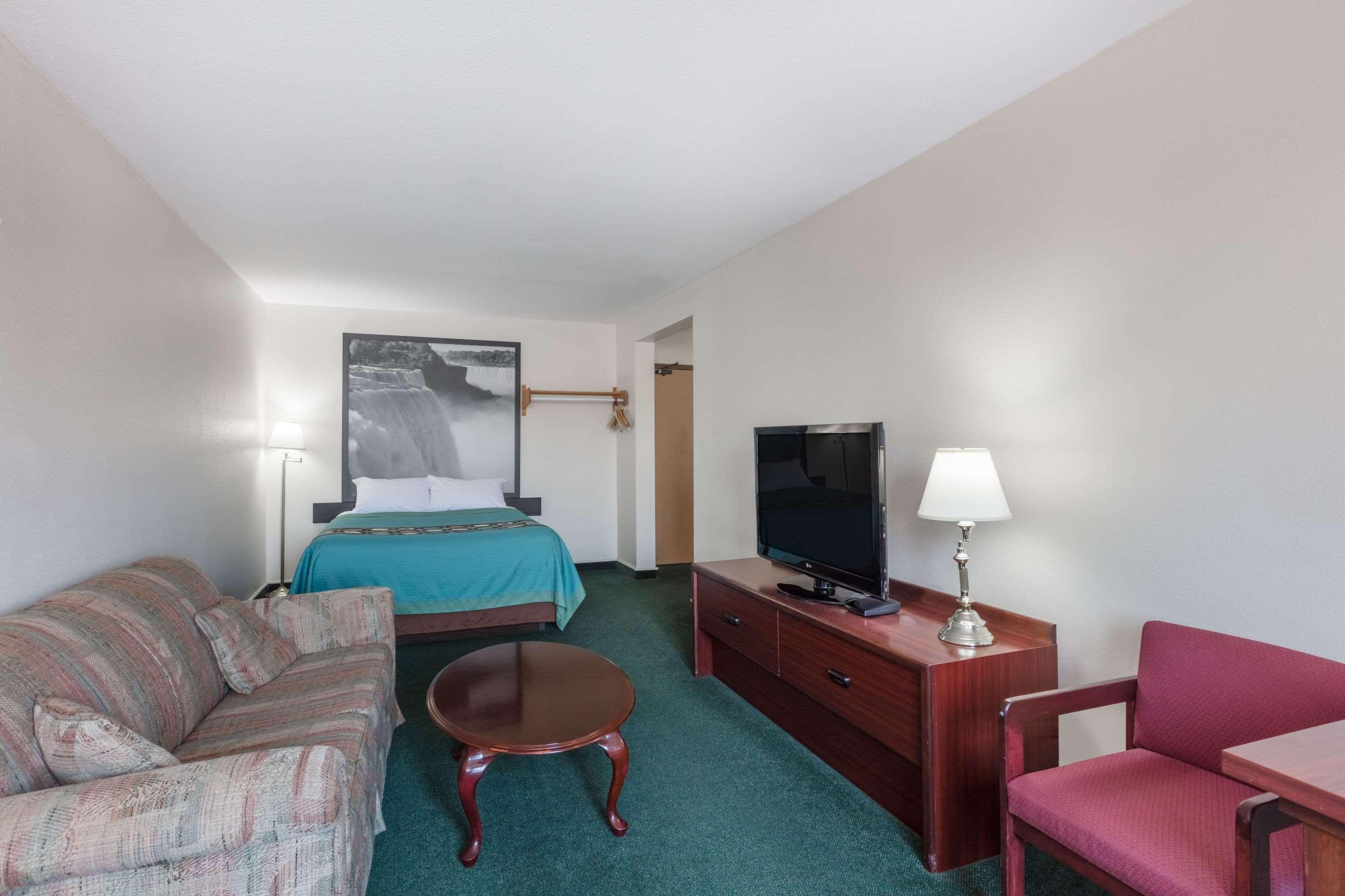 Super 8 By Wyndham Moose Jaw Sk Exterior foto