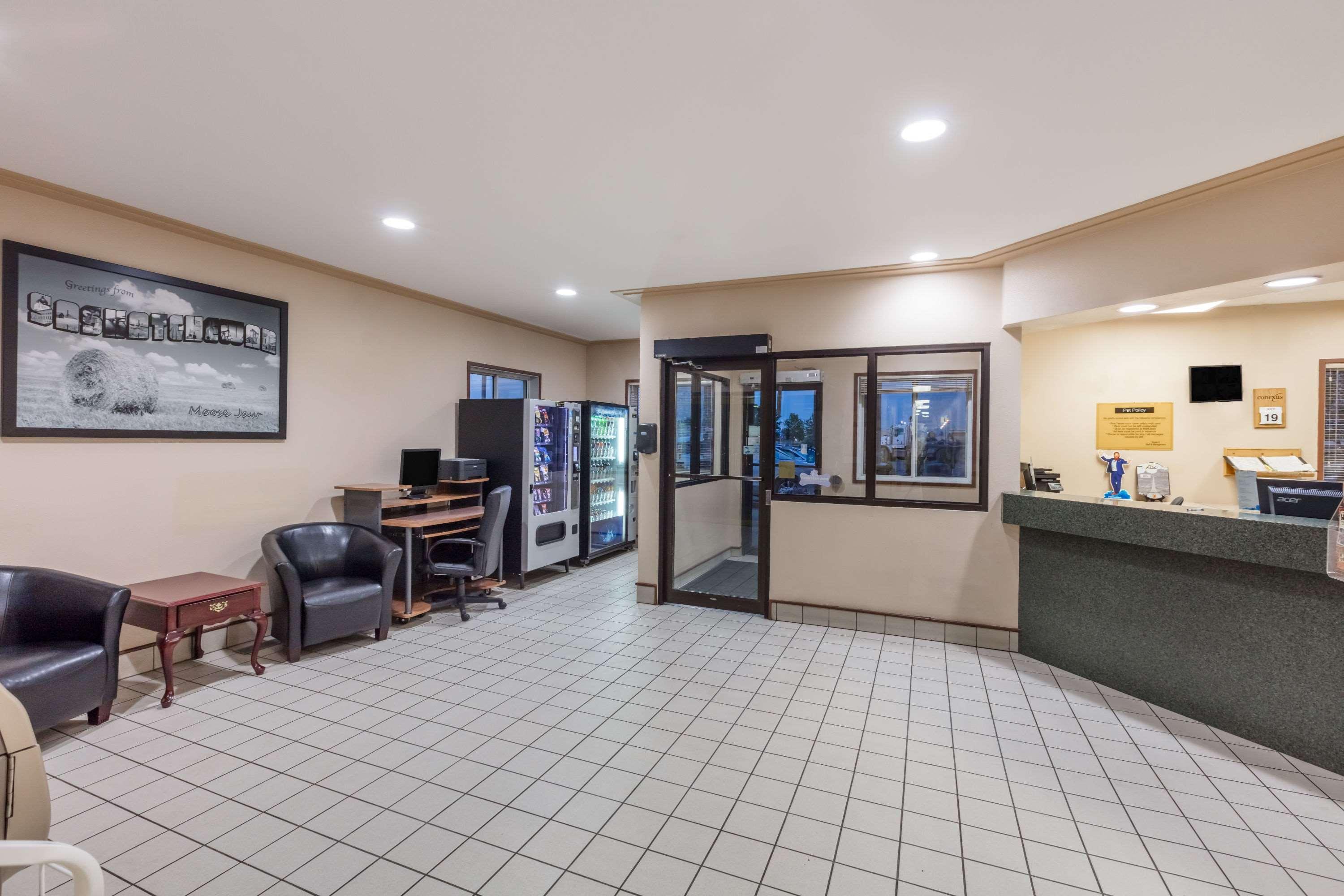 Super 8 By Wyndham Moose Jaw Sk Exterior foto