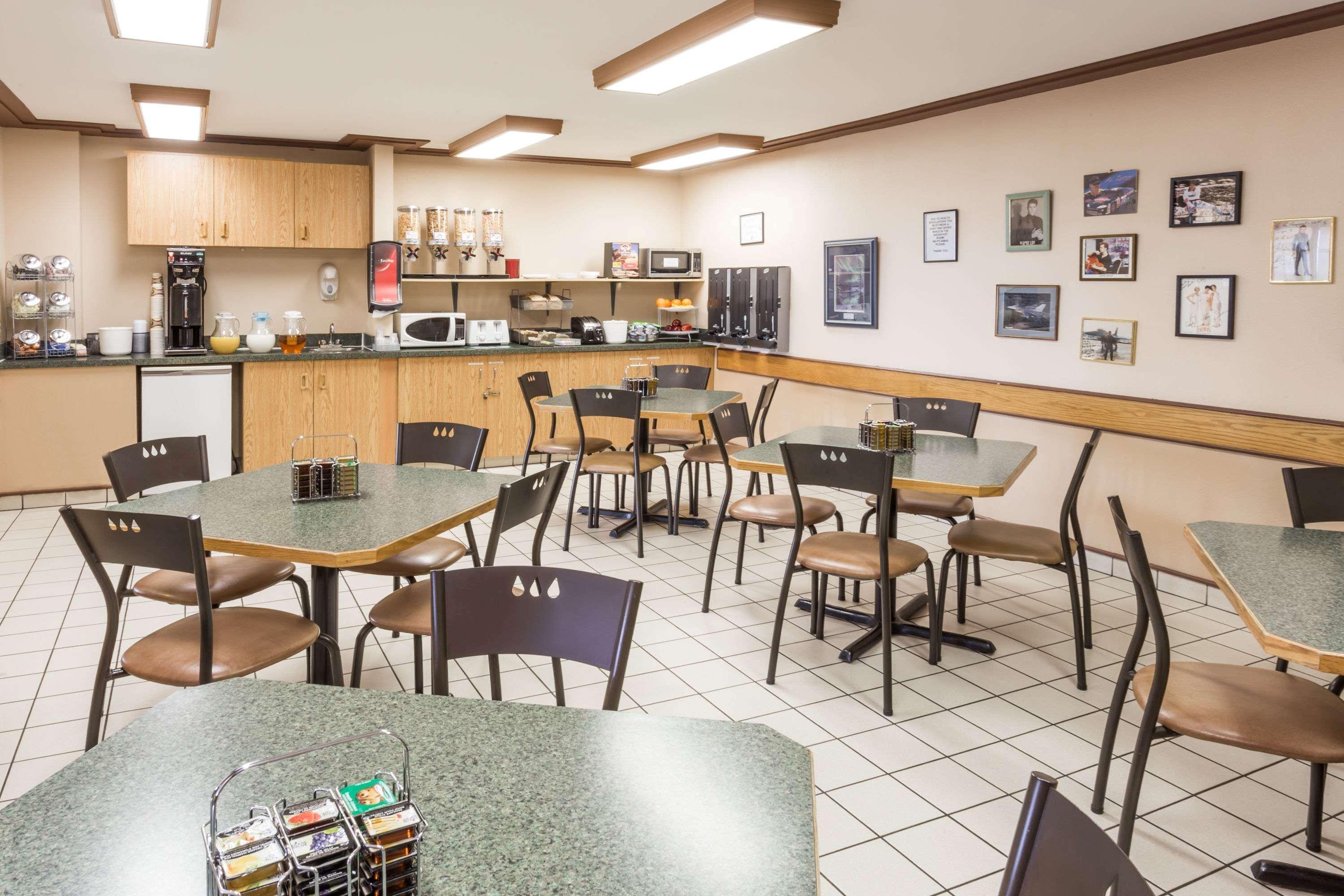 Super 8 By Wyndham Moose Jaw Sk Exterior foto