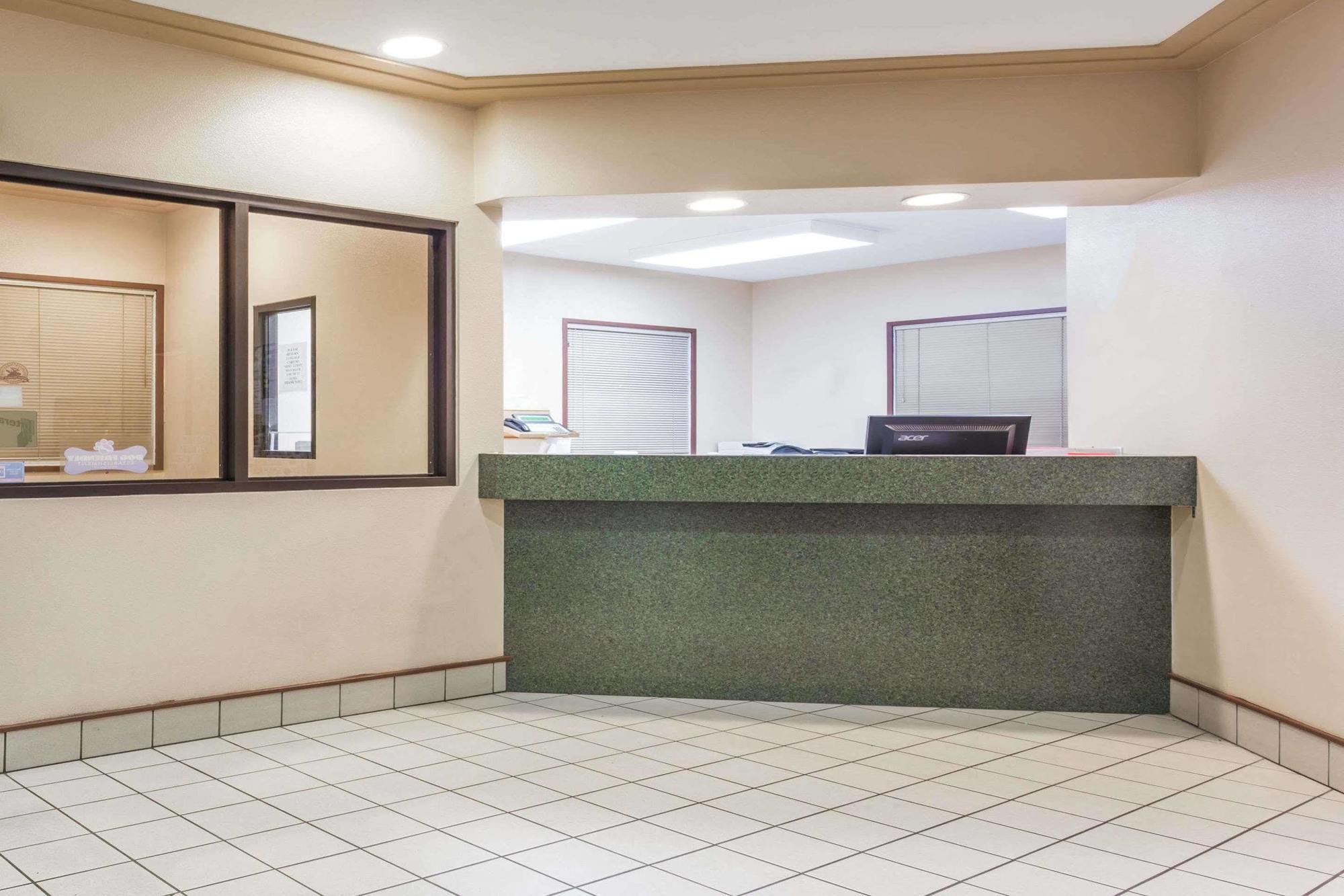 Super 8 By Wyndham Moose Jaw Sk Exterior foto