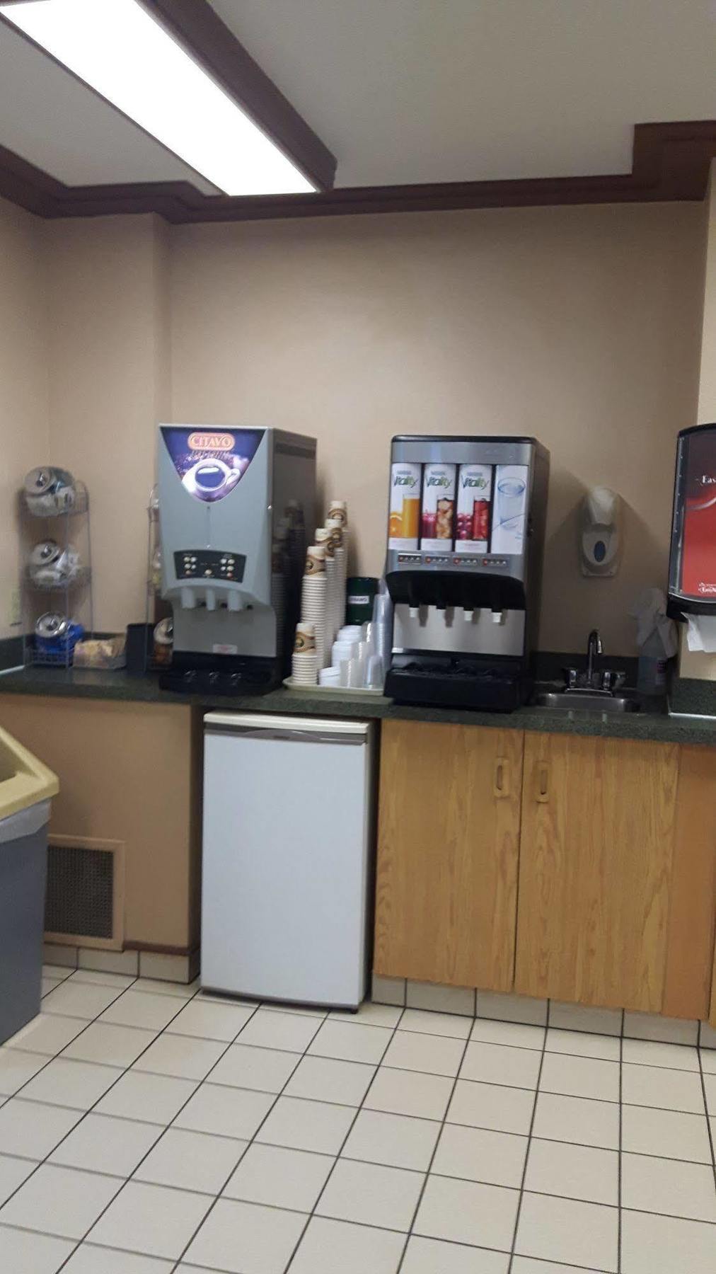 Super 8 By Wyndham Moose Jaw Sk Exterior foto